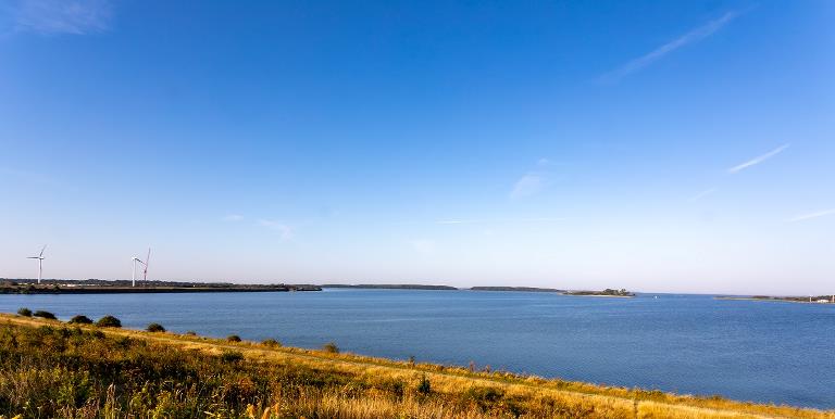 Overblik over havområde udenfor volden og ud mod Nakskov Fjord