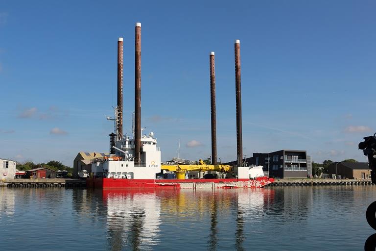 Specialfartøj der kan med lange ben der kan stå på havbunden ved kaj i Rødbyhavn Inderhavn