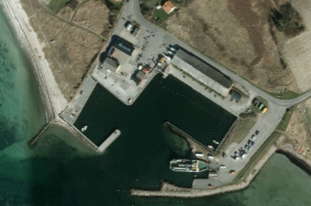 Luftfoto der viser Femø havn og omgivelser