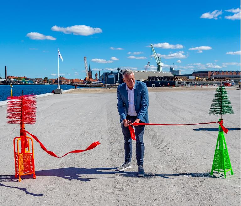 Borgmester Holger Schou Rasmussen Klipper snoren til den nye Sydhavnskaj på Nakskov Havn